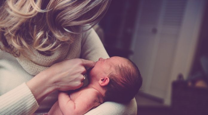 Comment doit-on s’occuper du bébé juste après la naissance ?