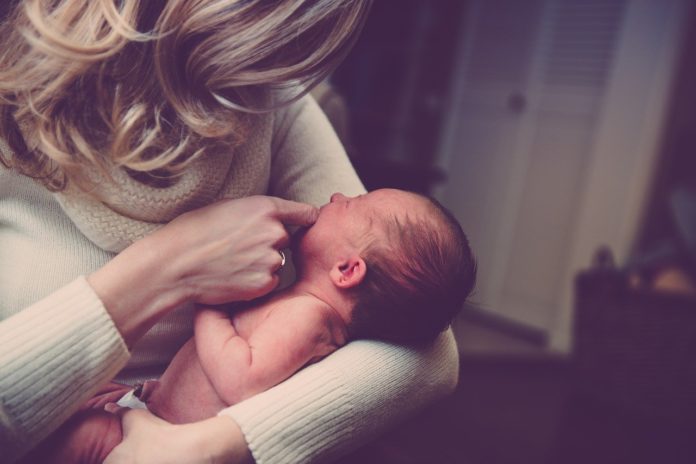 Comment doit-on s’occuper du bébé juste après la naissance ?