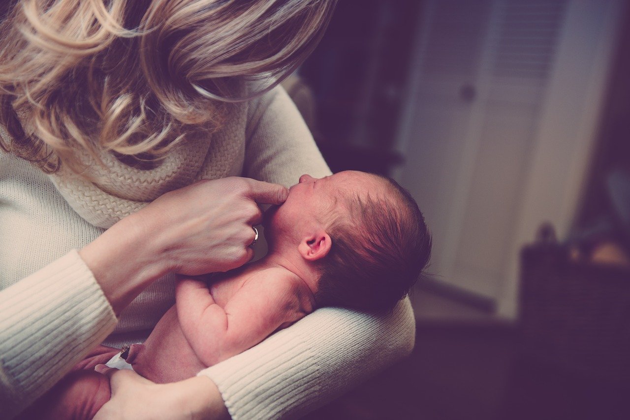 Comment doit-on s’occuper du bébé juste après la naissance ?