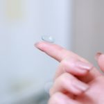 Est-ce que les lentilles de contact conviennent aux presbytes ?