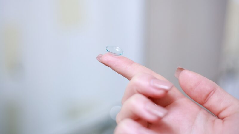 Est-ce que les lentilles de contact conviennent aux presbytes ?